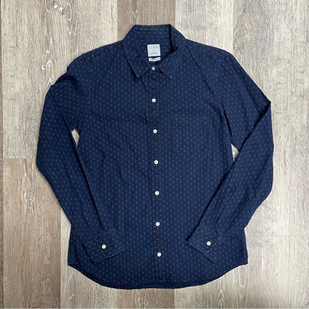 Gap Fitted Boyfriend denim shirt, size XS.
